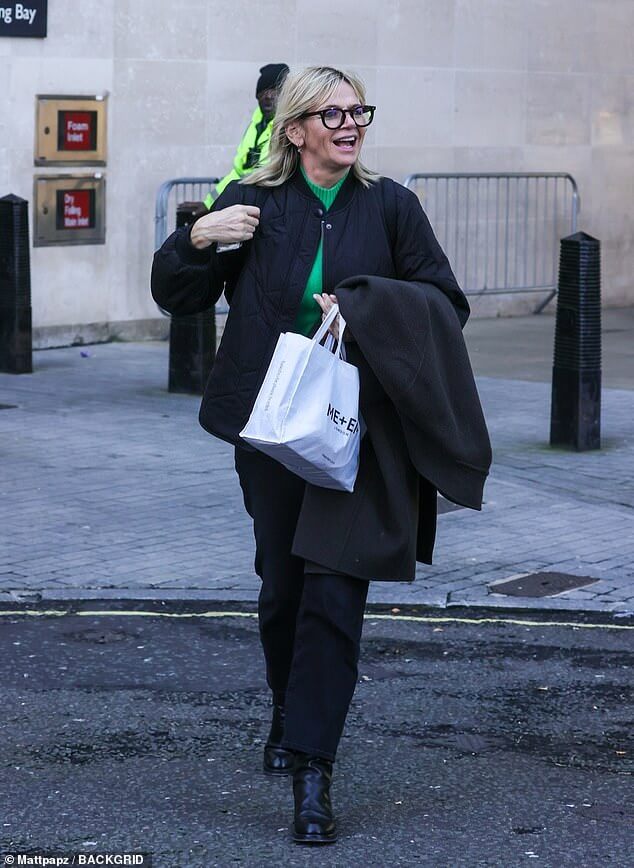 Зои Болл отправилась за покупками в среду, когда ее впервые увидели после того, как она объявила, что покидает свою роль ведущей шоу Breakfast Show на BBC Radio 2 за 950 000 фунтов стерлингов.