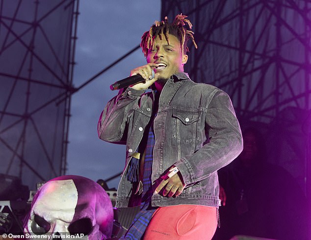 Поклонники обратились к X (ранее Twitter), чтобы выразить свое недовольство и выразить единое мнение о том, что альбом наносит ущерб наследию покойного рэпера. Видел здесь 15 мая 2019 г.