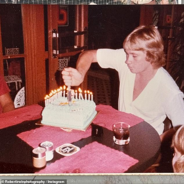 В воскресенье в Instagram воин дикой природы опубликовал трогательную фотографию своего отца Стива, празднующего свой 21-й день рождения несколько десятилетий назад.