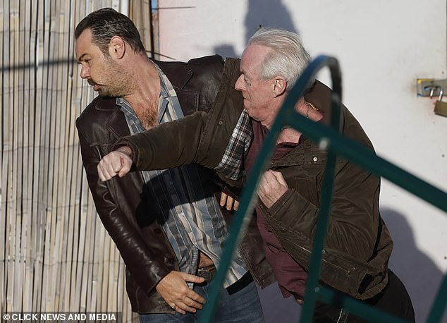 На веселых кадрах видно, как лицо Дэнни полностью исказилось после мощного удара от коллеги по фильму Неда Деннехи, который играет Банни.