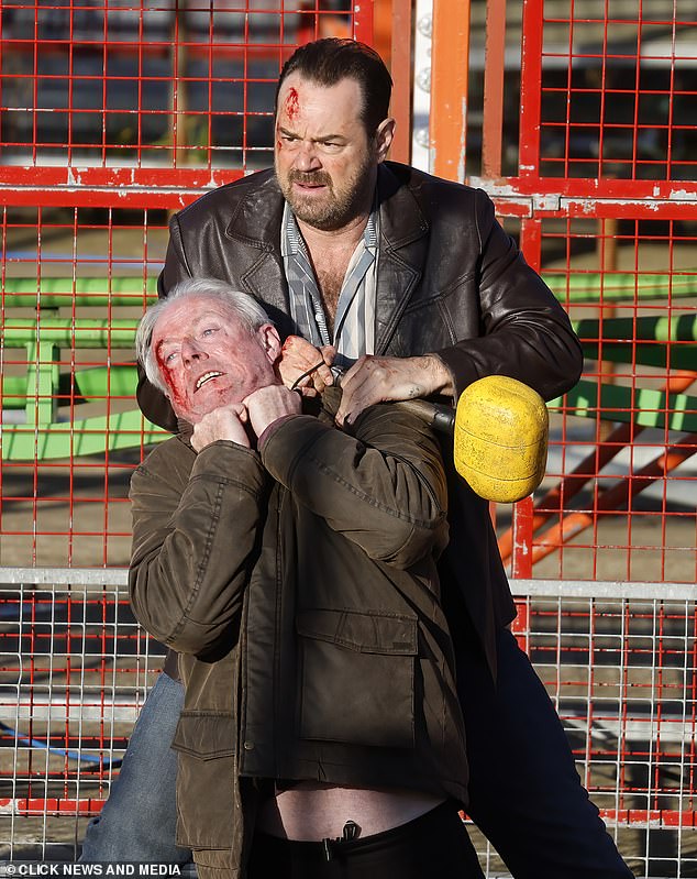 47-летний актер EastEnders добился огромного успеха в первой серии темной комедии Sky Max, в которой он сыграл Ли, альфа-самца, пристрастившегося к лекарствам, отпускаемым по рецепту.