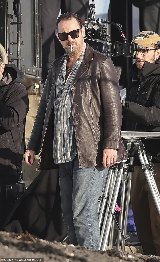 Дэнни был замечен на съемках, когда он прогуливался с сигаретой во рту.