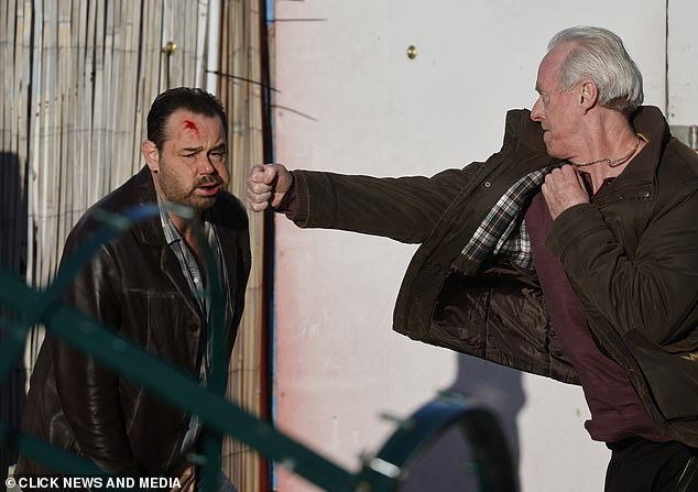 На забавных кадрах видно лицо Дэнни, когда Нед ударил его кулаком