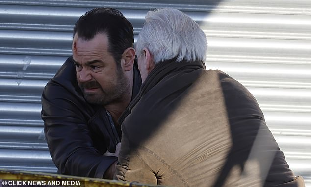 Нед и Дэнни, казалось, были вовлечены в горячую дискуссию.