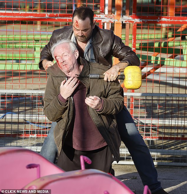 Дэнни пытался задушить Ли ремнем, прикрепленным к ярмарочному молотку.