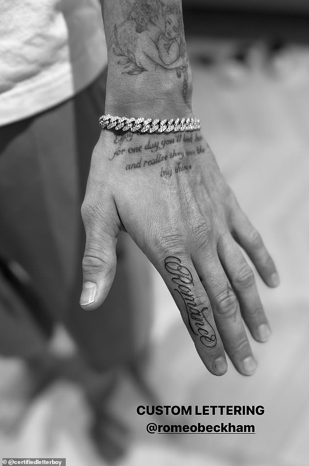 У Ромео также было слово «Романтика», написанное курсивом на указательном пальце в 2022 году.