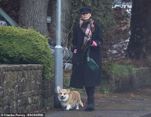 В своей книге Мелани утверждает, что Грегг поприветствовал ее на шоу, спросив, едят ли модели еду, что, по ее словам, она нашла «непрофессиональным» и пронизанным «невежеством и неуважением».