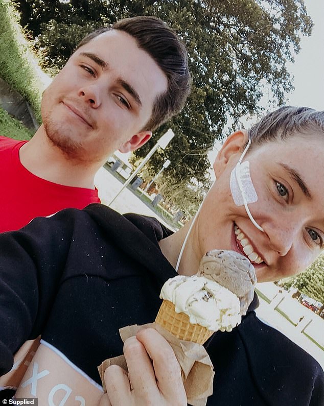 Стеф заверила своих 500 000 подписчиков, что она «окружена такой большой любовью и поддержкой», и сказала, что ее сеть близких друзей была «огромным утешением в это время».