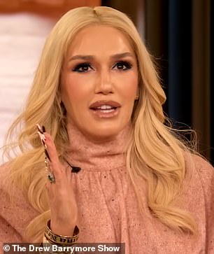 Стефани рассказала Дрю Бэрримор о том, как чувствовала себя неуверенно, когда училась в средней школе в Анахайме, Калифорния.