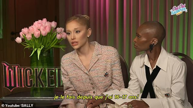 Ариана и ее коллега по фильму Wicked Синтия Эриво давали интервью французской влиятельной женщине Салли.