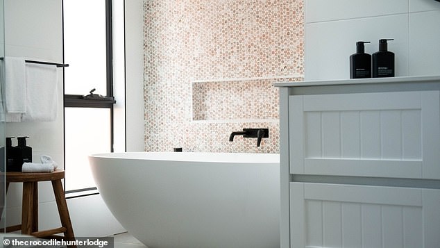 Согласно веб-сайту The Crocodile Hunter Lodge, однодневное пребывание в бутиковых коттеджах обойдется искателям приключений в колоссальные 2099 долларов.