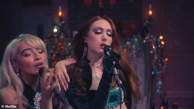 Сабрина произвела фурор в изумрудном бюстгальтере без косточек и такой же юбке, подчеркивающей ее живот, в сочетании с пушистым белым пальто.