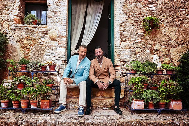 Джованни также намекнул на завершение своей серии «Приключения в путешествиях» со «Строго судьей» и близким другом Антоном Дю Беке.