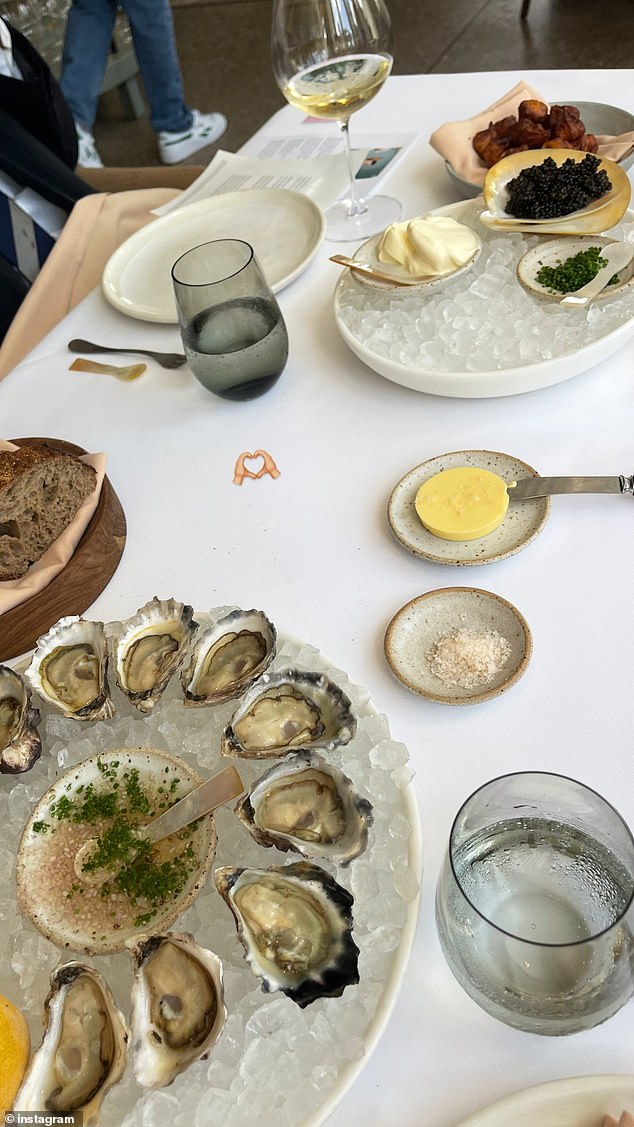 В сообщениях в социальных сетях, которыми поделились участники, видно, что участники вечеринки наслаждаются икрой и шампанским.