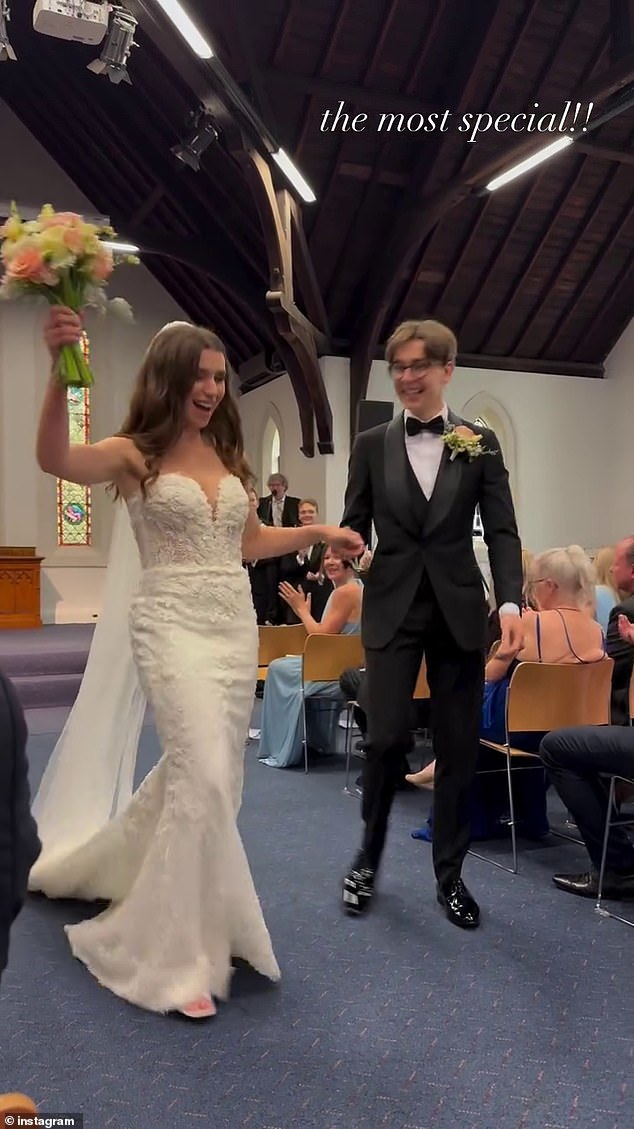 Ее темные локоны были распущены мягкими волнами, и она выбрала теплый макияж с приглушенной розовой помадой.