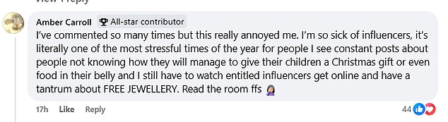 Другой пользователь прокомментировал глухой подход, указав на «авторитетных влиятельных лиц», которые жалуются на бесплатные подарки, в то время как другие делают это тяжело перед Рождеством.