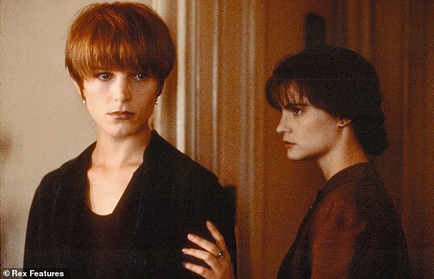 У Дженнифер на руках был блокбастер «Одинокая белая женщина» (1992), в котором она была сумасшедшей соседкой по комнате красивой женщины, которую сыграла Бриджит Фонда.