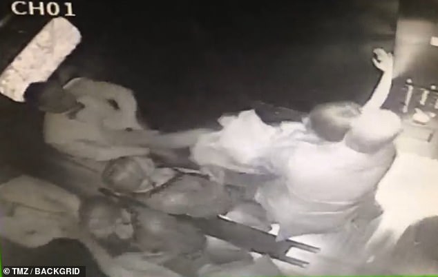 На кадрах CCTZ видно, как Бейонсе вместе со своей сестрой Соланж Ноулз и Джей-Зи входят в лифт, покидая вечеринку Met в шикарном отеле The Standard, High Line на Манхэттене.