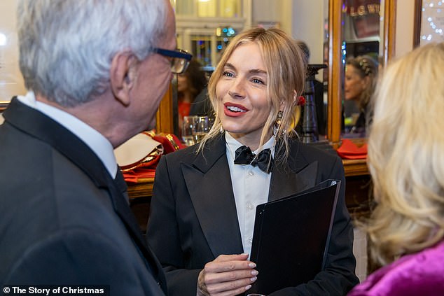 Сиенна была изображена разговаривающей с гостем на мероприятии.