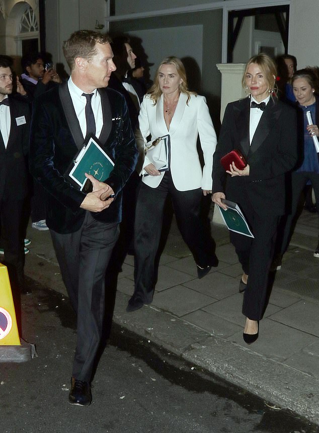 Группа знаменитостей была замечена выходящей из церкви Святого Георгия после «Истории рождественского призыва» вчера вечером на Ганновер-сквер в Лондоне.