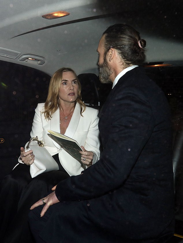 Кейт Уинслет с мужем выходили из церкви Святого Георгия