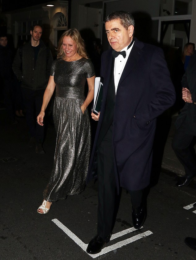 Роуэн выглядит шикарно в черном смокинге.