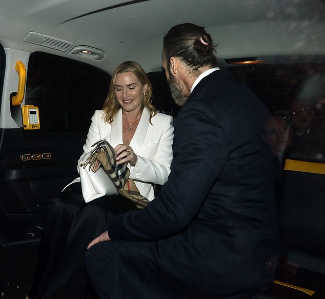 Актрису Холидей заметили садящейся на заднее сиденье такси со своим мужем-бизнесменом Эдвардом Абелем Смитом, за которого она вышла замуж в 2012 году.