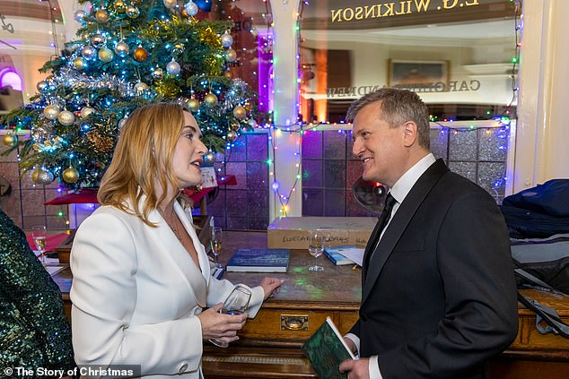 Кейт потягивала бокал шампанского, болтая с Аледом.