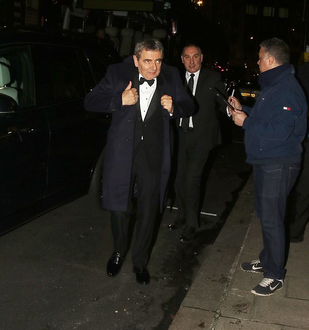 Роуэн пожал плечами после выхода из зала