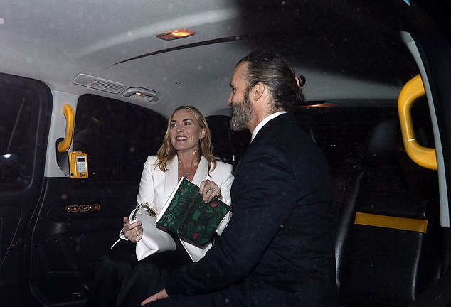 Пара уютно устроилась на заднем сиденье такси