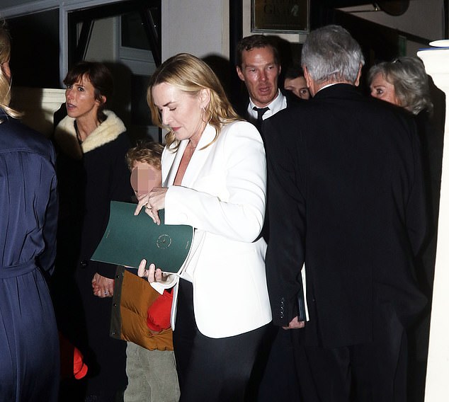 Кейт что-то проверила в программе