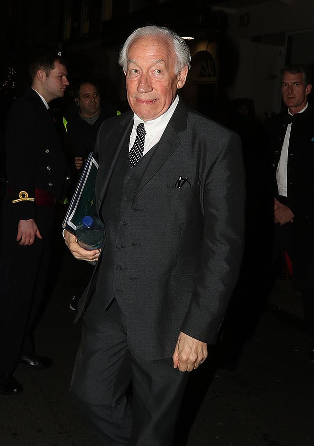 Саймон Кэллоу на фото возле церкви