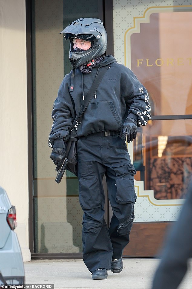 32-летний актер, который недавно расстался со своей девушкой Сабриной Карпентер на фоне слухов о том, что он изменял, скоро отправится один домой в Ирландию на каникулы.