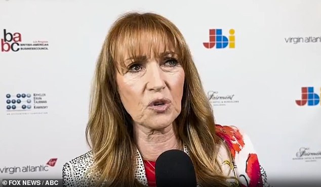 Она сказала: «Мы все выбрались как раз вовремя. Пожарные работали невероятно, и я бесконечно благодарен и потрясен. Я выбежал из дома только в той одежде, которая была на мне».