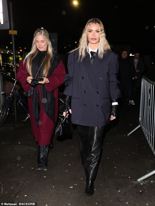 Бывшая звезда TOWIE объединила с ансамблем шикарную кожаную юбку, белоснежную рубашку и черный галстук.