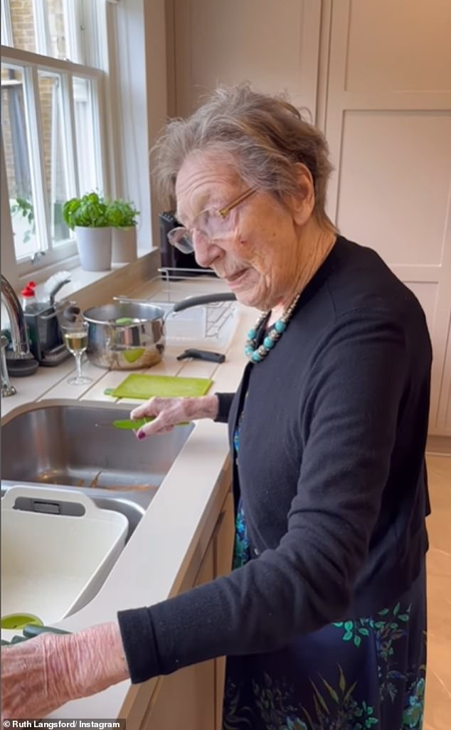 Участница дискуссии «Свободные женщины» опубликовала трогательное видео, на котором ее мать танцует и поет на кухне, нарезая овощи своим 1 миллиону подписчиков.