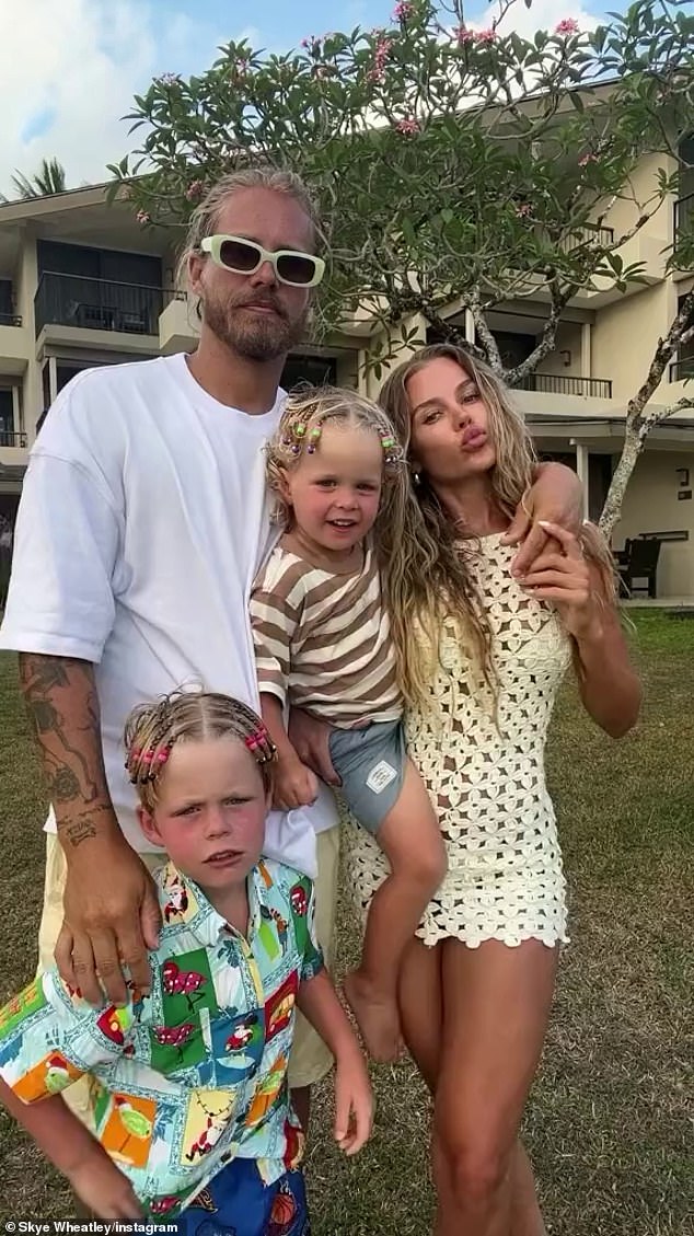 Пара и двое их сыновей проведут Рождество в Таиланде вместе всей семьей.