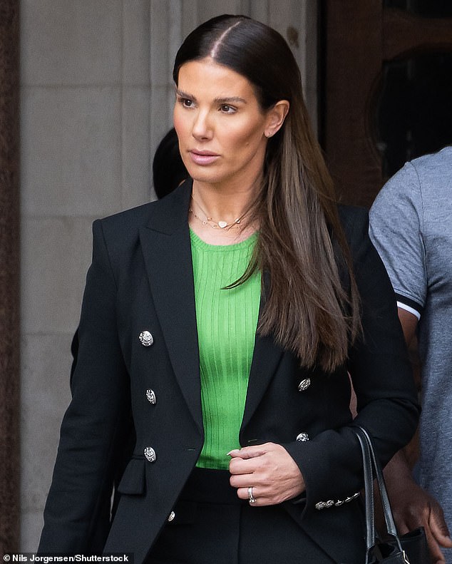 Колин получила прозвище Вагата Кристи после того, как она пришла к выводу, что истории о ней просочились в газету The Sun из... аккаунта Ребекки Варди (на фото на суде в 2022 году).