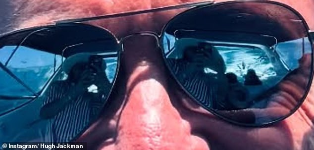 Но одна фотография привлекла внимание нескольких фанатов, которые заметили женщину в отражении его солнцезащитных очков во время дня, проведенного на лодке.