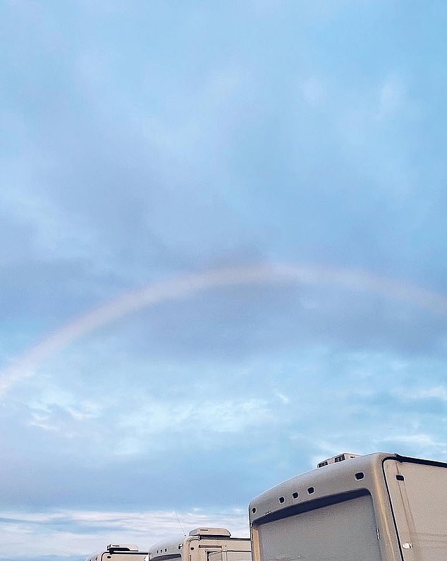 Ариана закончила фотографией радуги