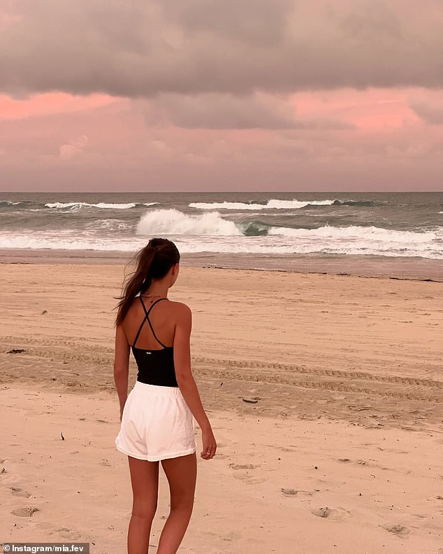 «Некоторые из моих любимых вещей», — подписала серию снимков Миа.