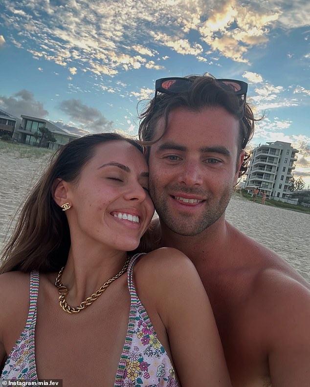 На следующих изображениях видно, как Миа обнимается со своим парнем Бассом Миллером (на фото) в том же купальнике в стиле бохо.