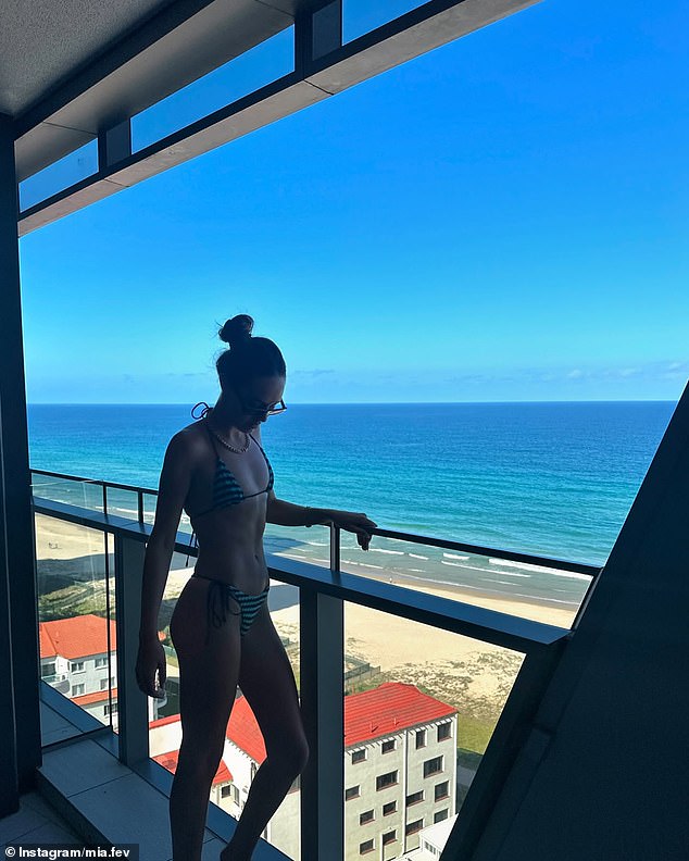 В понедельник модель продемонстрировала свое невероятное телосложение в едва заметном бикини.