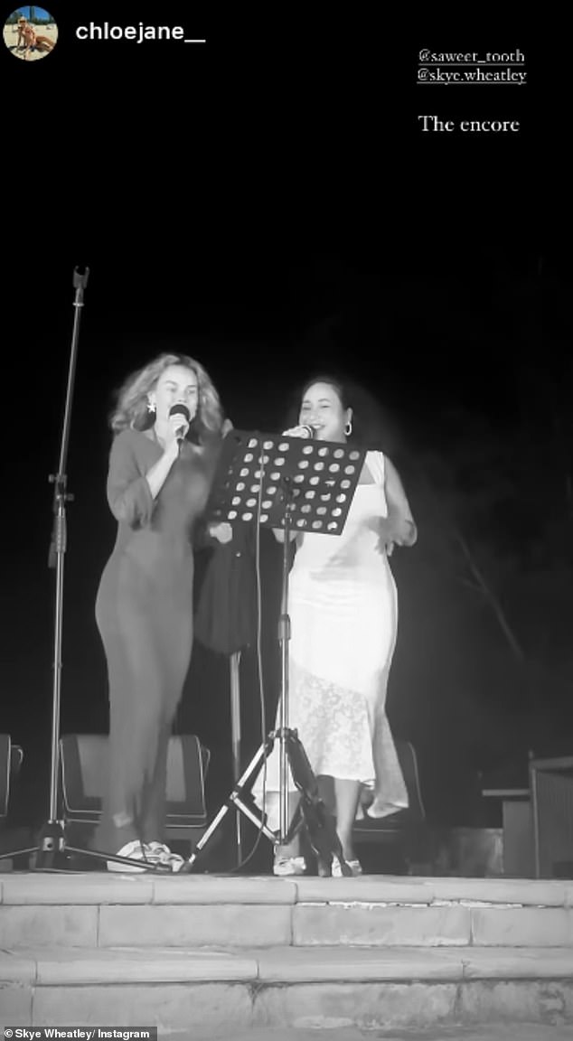 Оптимистичная влиятельная женщина излучала уверенность и стиль в кадрах, когда она легко брала высокие ноты, превращая то, что выглядело как веселый вечер, в импровизированный концерт.