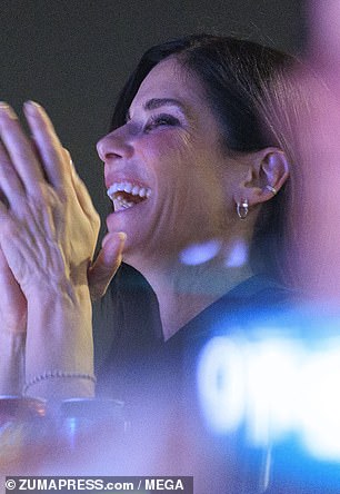 60-летняя актриса «Мисс Конгениальность» была в отличном настроении, наслаждаясь спортивным событием из номера люкс.