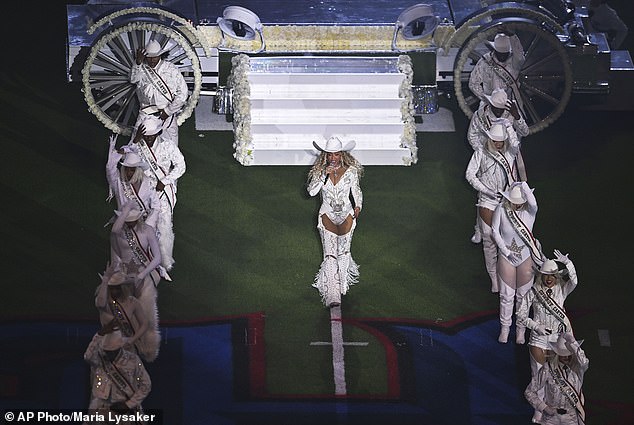 Netflix сообщил в пресс-релизе в четверг, что более 27 миллионов американцев настроились на прямую трансляцию, чтобы посмотреть 15-минутную попурри из восьми песен 43-летней поп-дивы.