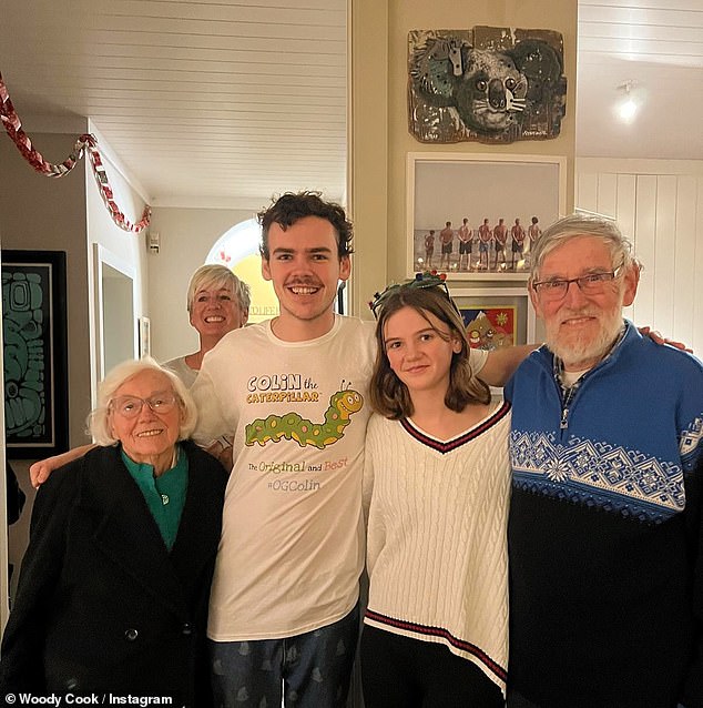 Мать Fatboy Slim умерла, подтвердил его сын Вуди Кук