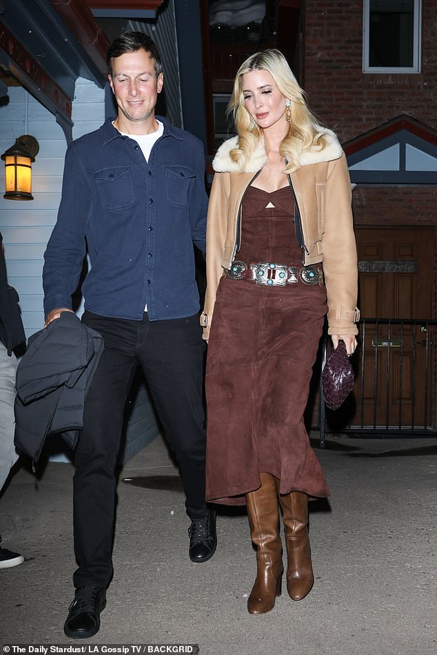 Иванка, 43 года, ошеломлена шикарным коричневым замшевым платьем в западном стиле, толстым поясом в стиле бохо, высокими коричневыми кожаными ботинками, коричневой кожаной курткой на подкладке из овчины и коричневым кожаным клатчем.