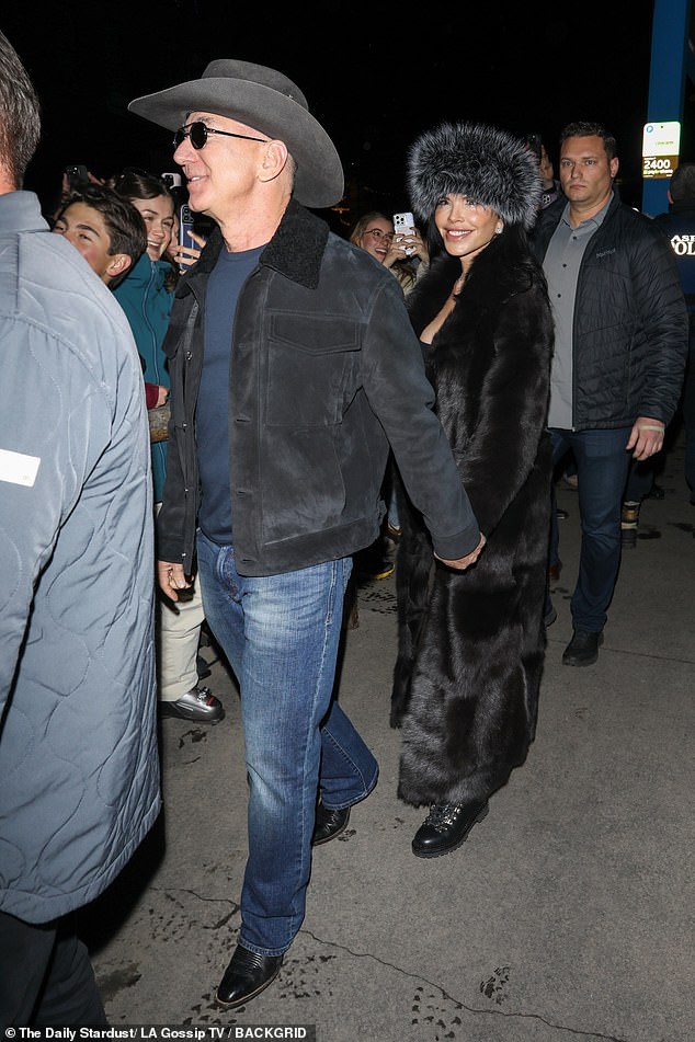 Она сочетала наряд с черными ботинками.