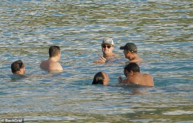 Лео видели болтающим с друзьями во время серфинга